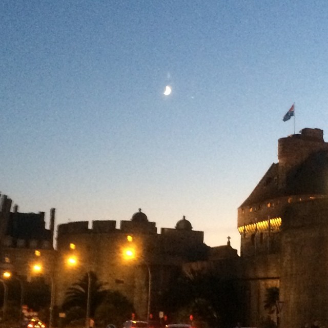 Je lui ai demandé, mais la garce ne m'a toujours pas répondu © FredMJG