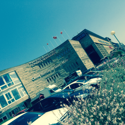 Le Palais du Grand Large a revêtu ses atours mais où sont les bannières annonçant le festival ? © FredMJG