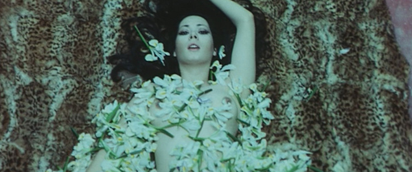 Edwige Fennech toute fleurie pour Les rendez-vous de Satan de Giuliano Carnimeo © Galassia Cinematografica