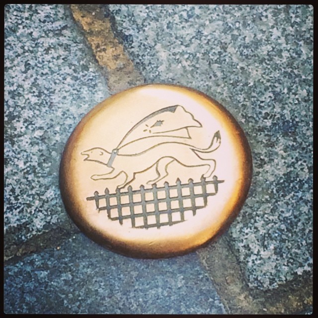 Super Loutre, protectrice des malouin(e)s... Ah ! on m'annonce dans l'oreillette qu'il s'agit d'un chien du guet. D'accord. © FredMJG