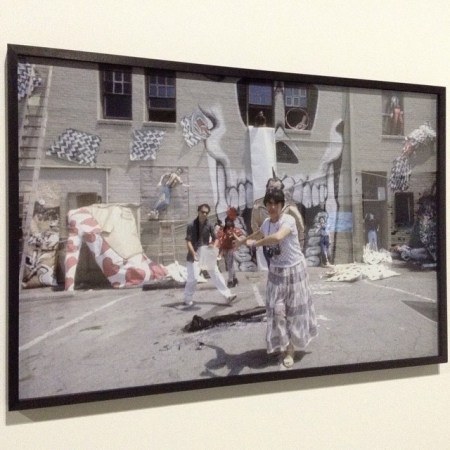 Agnès Varda sur le tournage de Murs, murs_1981 en compagnie du groupe Asco [Harry Gamboa, Jr., Gronk, Willie Herrón & Patssi Valdez] © CAPC/FredMJG/Instagram