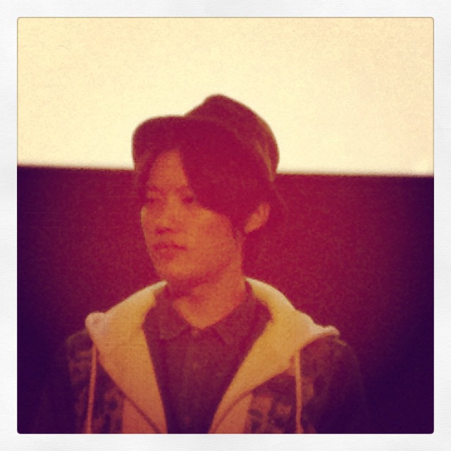 Shin Ju-hwan et son fort seyant chapeau lors du Q&A avec le public © fredMJG/Instagram