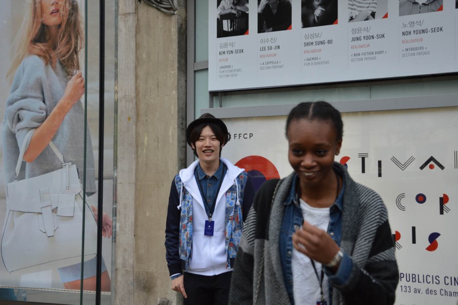 Shin Ju-Hwan de plus en plus hilare durant sa session photo où il a posé avec tout ce que le public comptait d'admiratrices © FredMJG