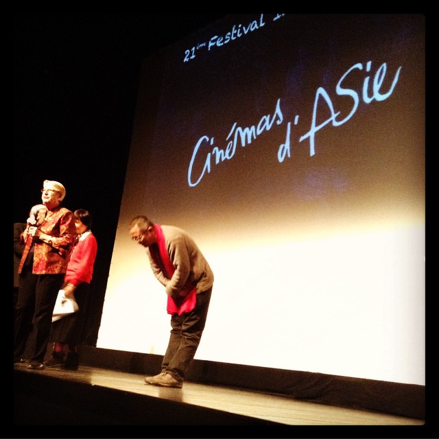 Après la remise des prix, Wang Chao salue le public du Théâtre Edwige Feuillère et laisse place à Memory of love, son dernier film © FredMJG/Instagram