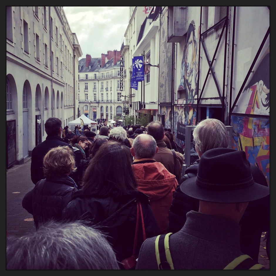 La queue ou le cauchemar quotidien du festivalier © FredMJG